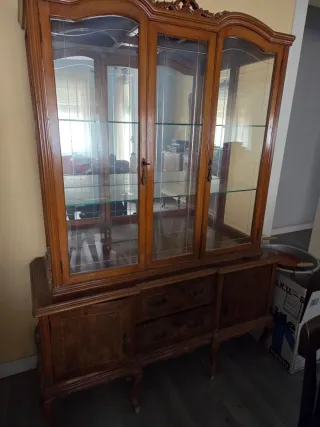 Vitrina de madera y cristal