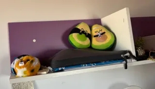 Cama individual con estantería