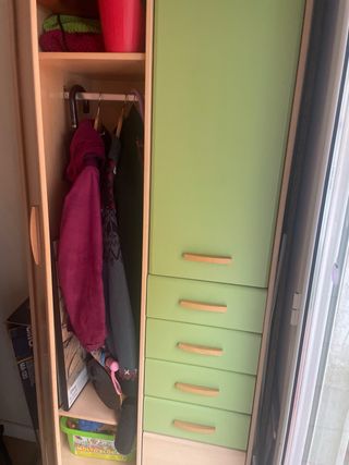Armario madera y verde con cajones