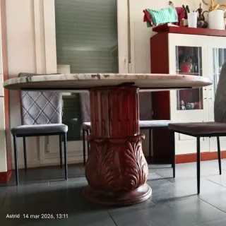 Mesa mármol + 4 sillas tapizadas