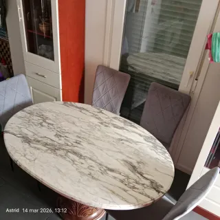 Mesa mármol + 4 sillas tapizadas