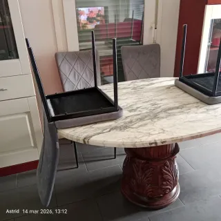 Mesa mármol + 4 sillas tapizadas