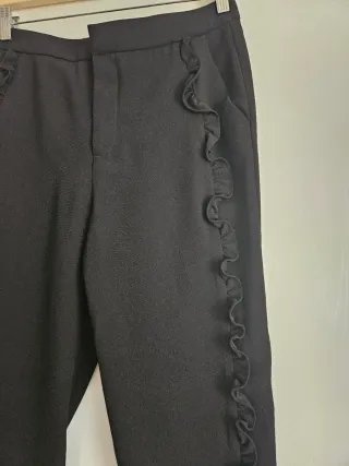 Pantalón Zara pinza volantes negro