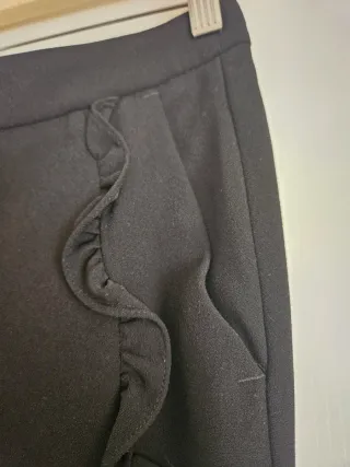 Pantalón Zara pinza volantes negro