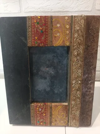 Portarretratos étnico de madera ,Tela y Piedra.