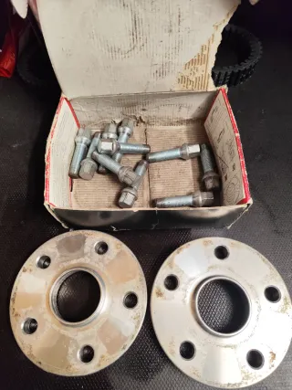 Separadores de Ruedas y Tornillos 57,1   5x112