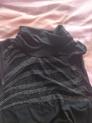 Top negro sin mangas con cuello alto y pedrería