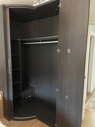 Armario vestidor de madera oscuro