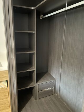 Armario vestidor de madera oscuro