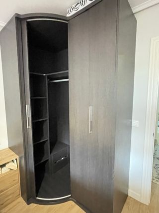 Armario vestidor de madera oscuro