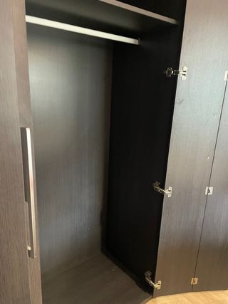 Armario vestidor de madera oscuro