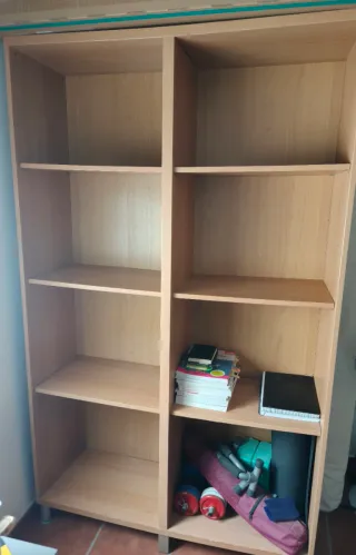 Estantería de madera y plástico