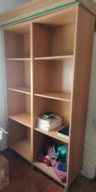 Estantería de madera y plástico