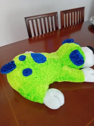 Peluche perro verde con manchas azules