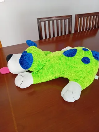 Peluche perro verde con manchas azules