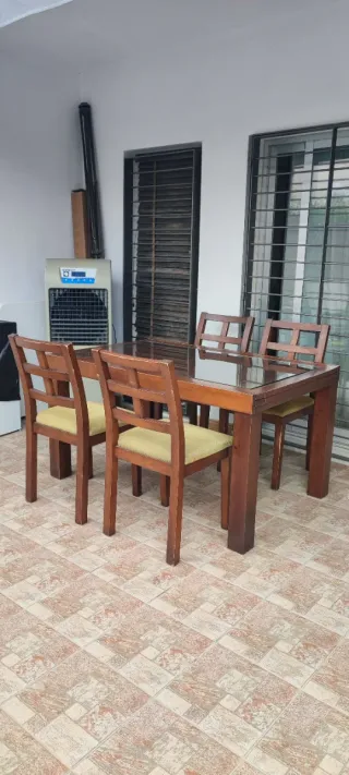Mesa de comedor y 4 sillas de madera y cristal