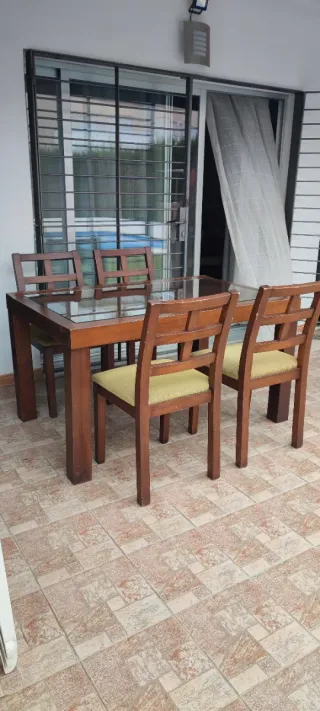 Mesa de comedor y 4 sillas de madera y cristal