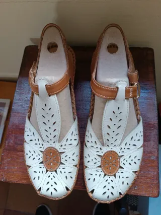Zapatos de cuero blanco y marrón