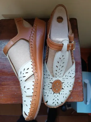 Zapatos de cuero blanco y marrón