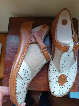 Zapatos de cuero blanco y marrón