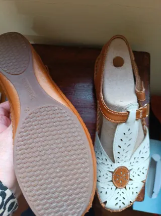 Zapatos de cuero blanco y marrón