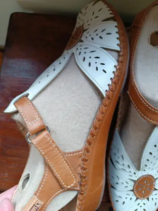 Zapatos de cuero blanco y marrón
