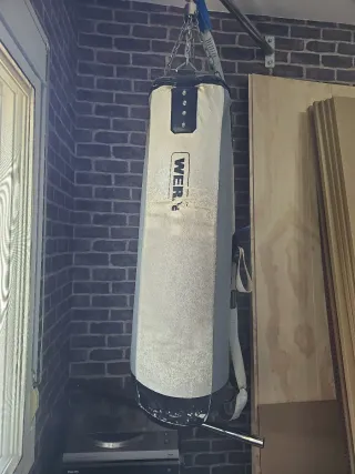 Saco de boxeo con soporte de pared