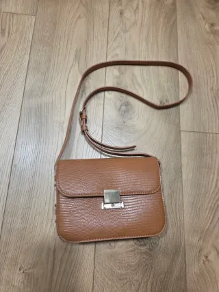 Bolso de hombro marrón