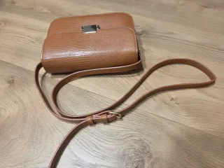 Bolso de hombro marrón