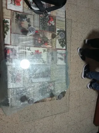 Mesita de cristal con patas metálicas