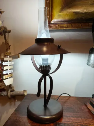 Lámpara rústica de mesa metal y cristal