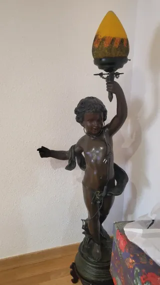 Lámpara de pie de niño con antorcha.