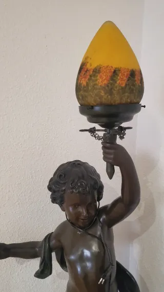 Lámpara de pie de niño con antorcha.