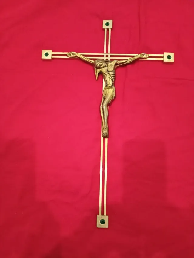 Cruz de metal con piedras decorativas
