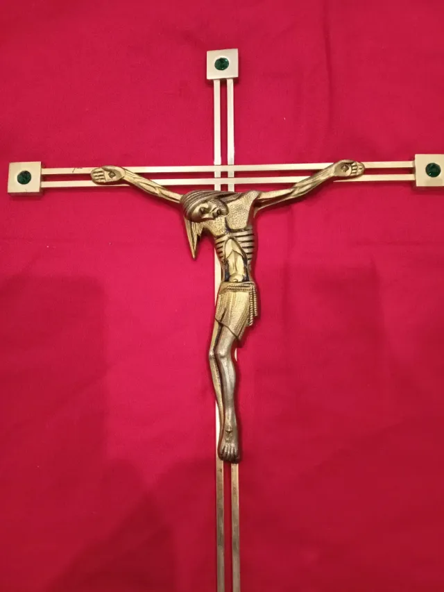 Cruz de metal con piedras decorativas