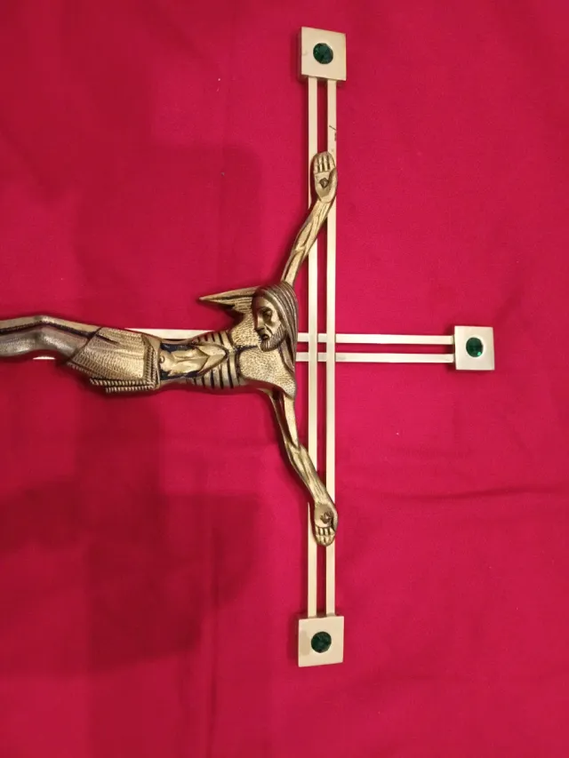 Cruz de metal con piedras decorativas