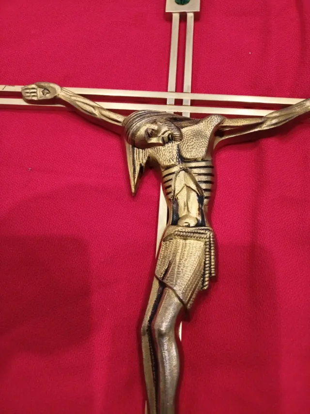 Cruz de metal con piedras decorativas