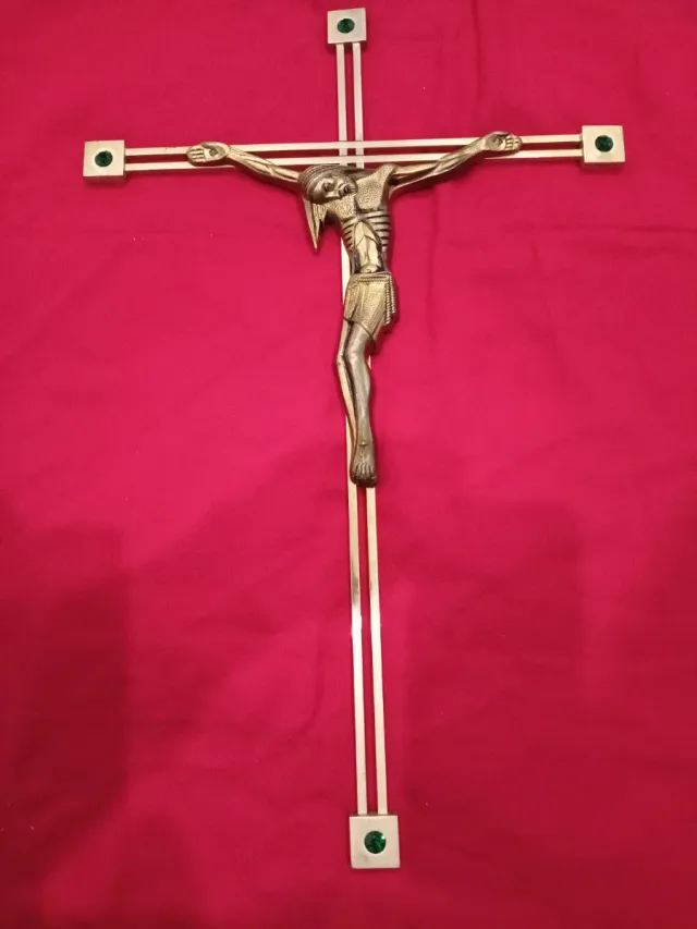 Cruz de metal con piedras decorativas