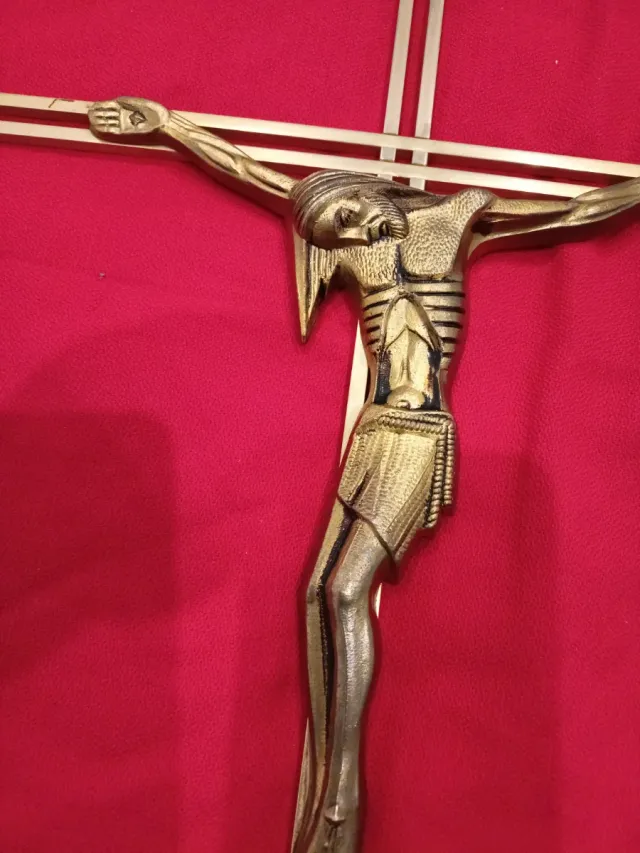 Cruz de metal con piedras decorativas