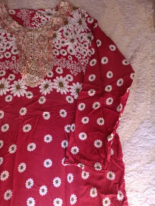 Vestido rojo con estampado floral