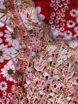 Vestido rojo con estampado floral