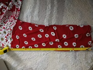 Vestido rojo con estampado floral