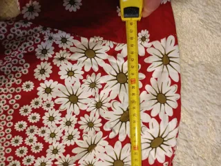 Vestido rojo con estampado floral