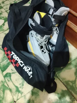 Patines en línea grises y negros marca topicnoisy