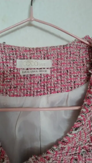 Chaqueta Chanel rosa botones perla flecos