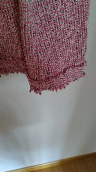 Chaqueta Chanel rosa botones perla flecos