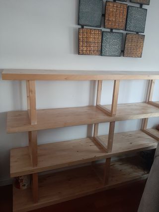 Estantería de madera de pino