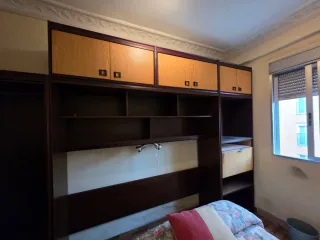 Armario antiguo madera con estantería