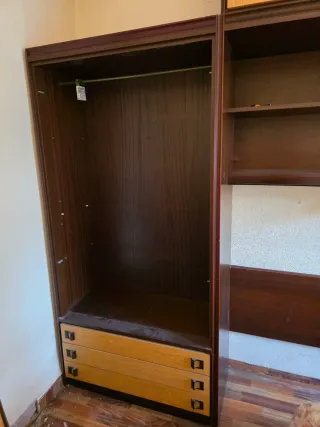 Armario antiguo madera con estantería