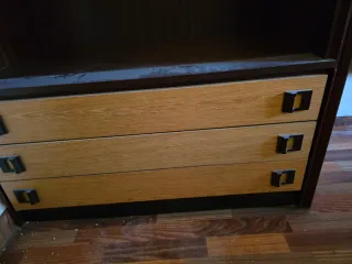 Armario antiguo madera con estantería